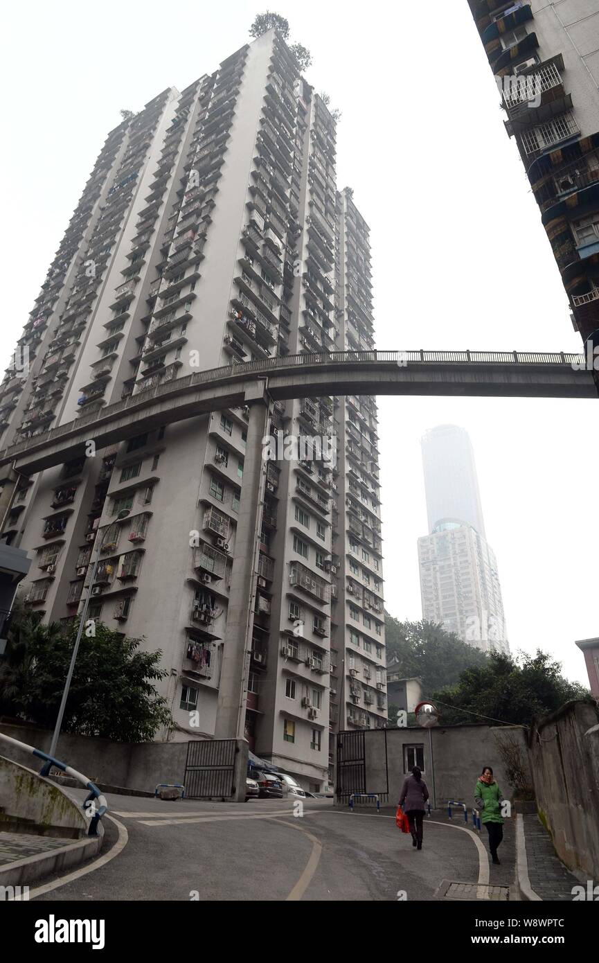 Vista del ponte pedonale che collega il tredicesimo piano di un edificio con la strada sottostante a Chongqing Cina, 14 dicembre 2014. Foto di un extre Foto Stock