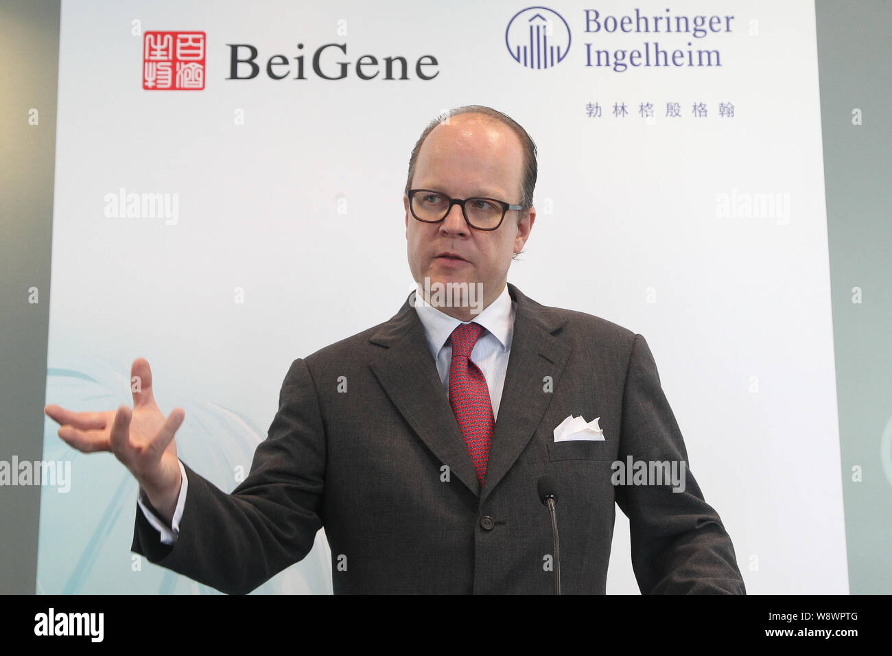 Hubertus von Baumbach, membro della Boehringer Ingelheim¯s consiglio di amministratori delegati, parla dopo la firma di un accordo per la fabbricazione biopharmaceutica Foto Stock