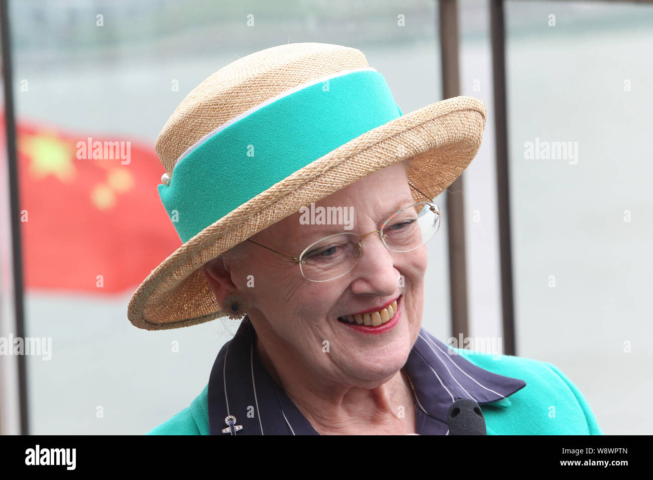 La Regina Margrethe II di Danimarca Sorrisi durante una conferenza stampa sulla terrazza del Peninsula Hotel Shanghai in Cina a Shanghai, 28 aprile 2014. Dan Foto Stock