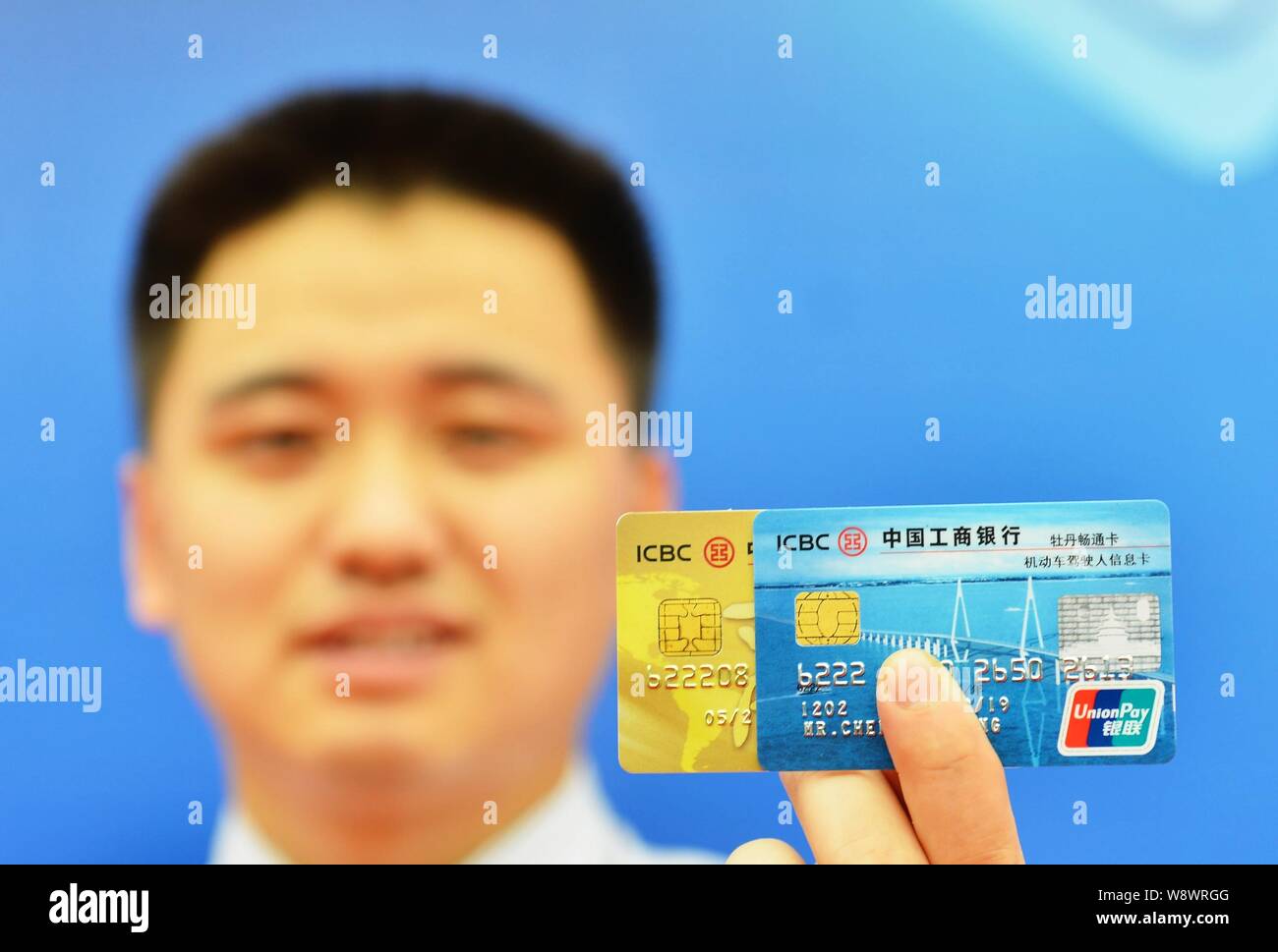 FILE--un uomo cinese dimostra il suo carte bancarie di ICBC (industriale e banca  commerciale della Cina) in Hangzhou, est della Cina di provincia dello  Zhejiang, 27 Octo Foto stock - Alamy