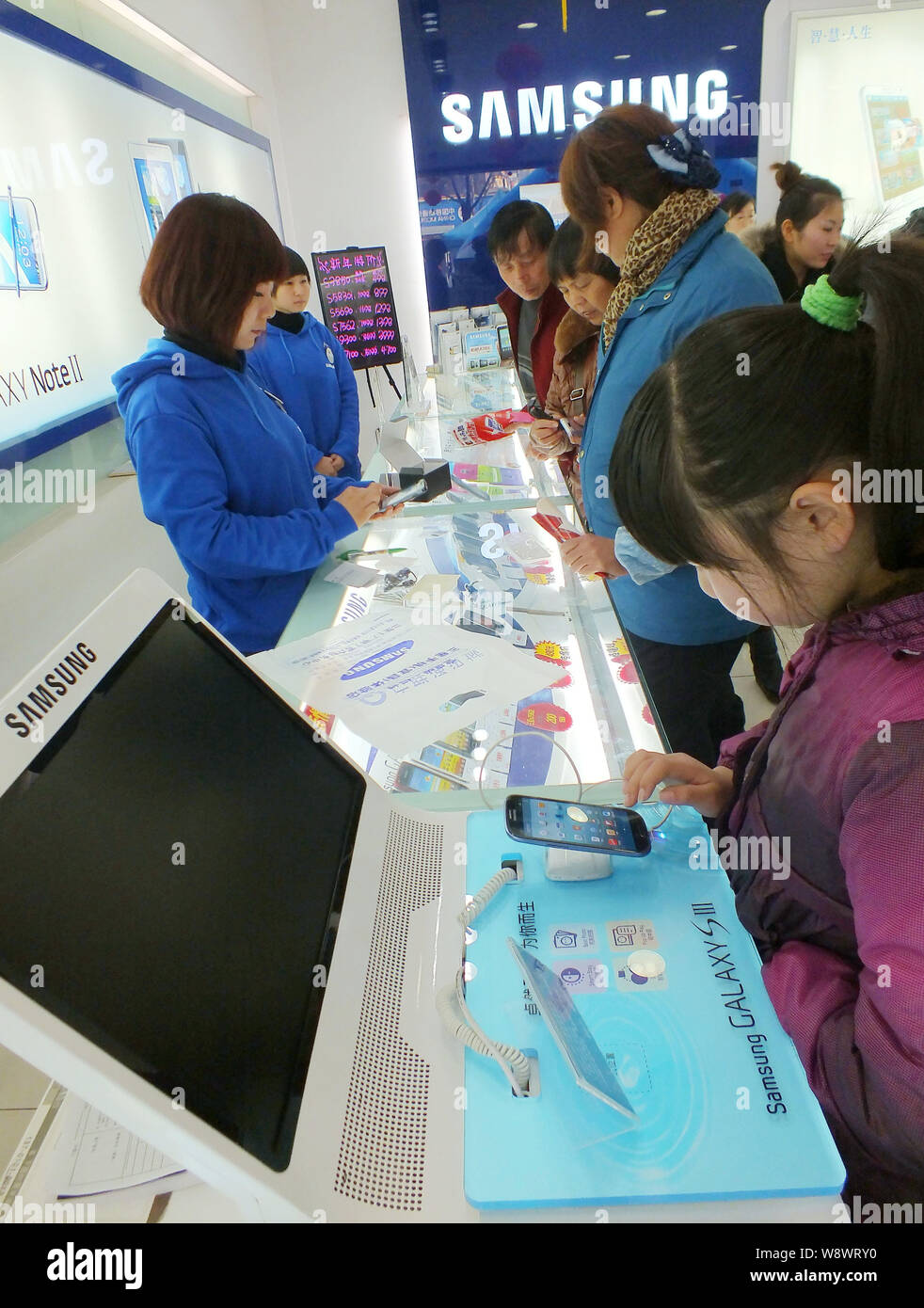 --FILE--i clienti acquistare Samsung smartphone a un Samsung store in Yichang city, porcellane centrale provincia di Hubei, 1 gennaio 2013. Samsung ha dominare Foto Stock