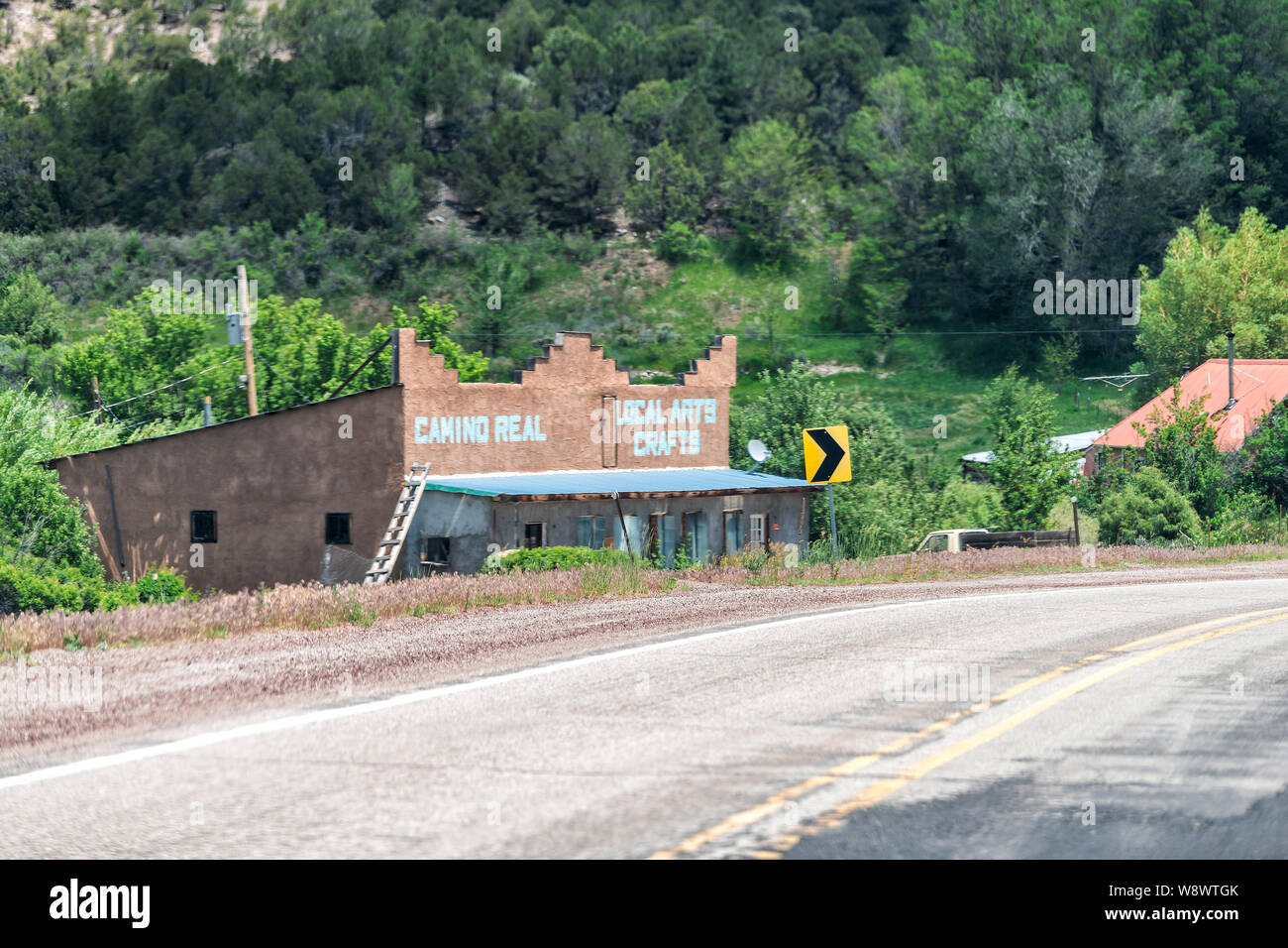 Vadito, Stati Uniti d'America - 19 Giugno 2019: Autostrada 75 in Nuovo Messico in Sangre de Cristo montagne in alta strada per Taos con la vecchia città vintage edificio per Camino Rea Foto Stock