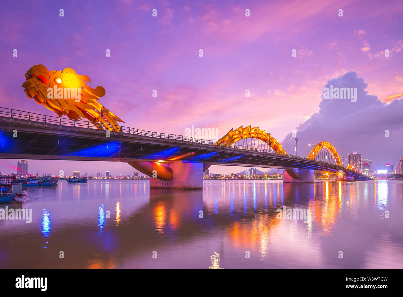 Dragon Bridge di Da Nang, Vietnam durante la notte Foto Stock