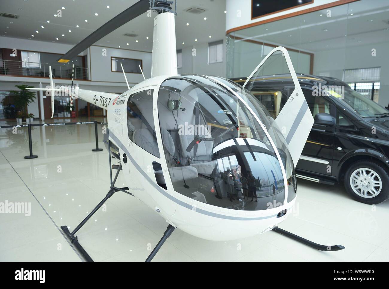 Un R22 Beta¢ò elicottero fabbricato da Elicottero Robinson Co. è in vendita  presso una concessionaria auto in Hangzhou, est Chinas nella provincia di  Zhejiang, 11 A Foto stock - Alamy