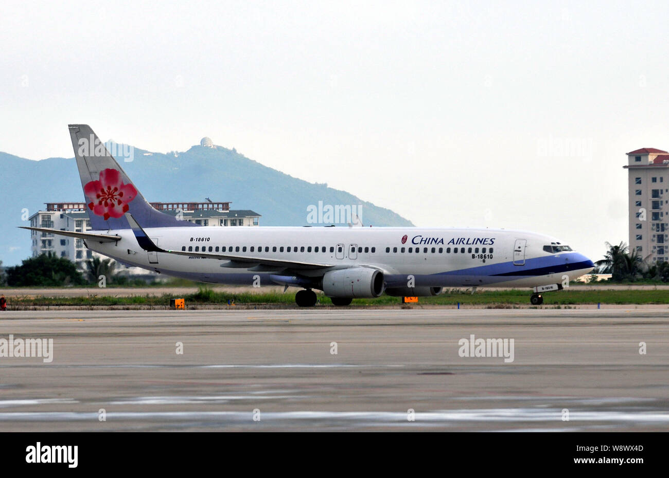 --FILE--un getto piano della China Airlines atterra presso l'Aeroporto Internazionale di Sanya Phoenix nella città di Sanya, sud Chinas Hainan provincia, 6 settembre 2011. Foto Stock