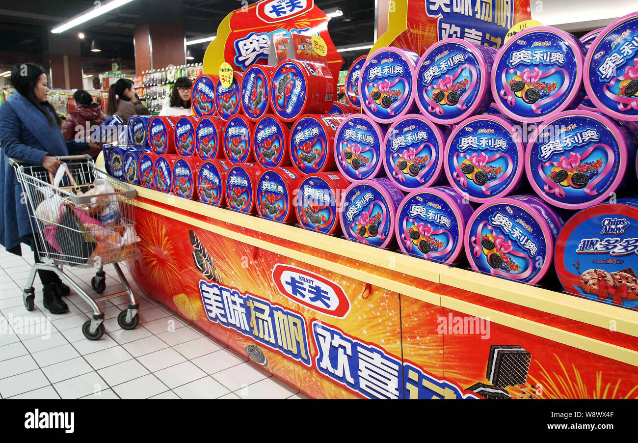 --FILE--i clienti acquistano Oreo biscotti di Kraft Foods in un supermercato in città Xuchang, porcellane centrale provincia di Henan, 27 gennaio 2013. Chinas amore aff Foto Stock