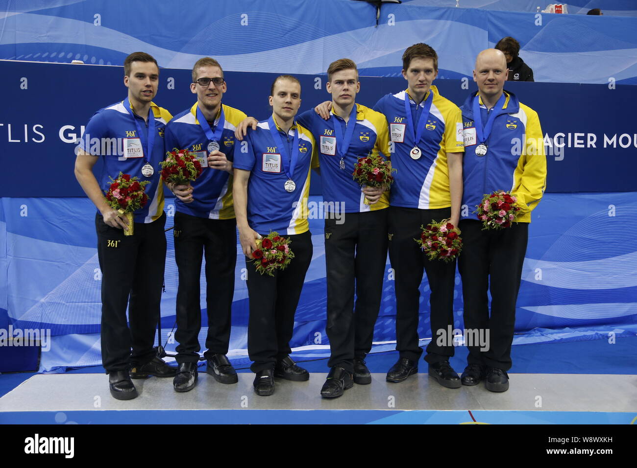 (Da sinistra) arricciacapelli Oskar Eriksson, Kristian Lindstrom, Markus Eriksson, Christoffer Sundgren, Gustav Eskilsson e i loro coach di Svezia pone sul Foto Stock