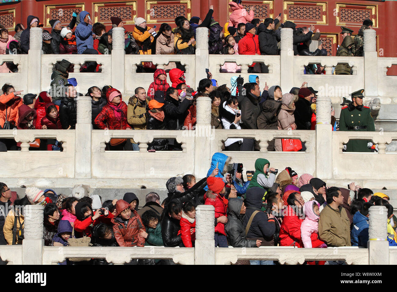 I turisti guarda animatori vestiti con i costumi della dinastia Qing (ANNUNCIO 1644 - 1911) durante un antico royal cielo cerimonia di culto per lunare cinese Foto Stock
