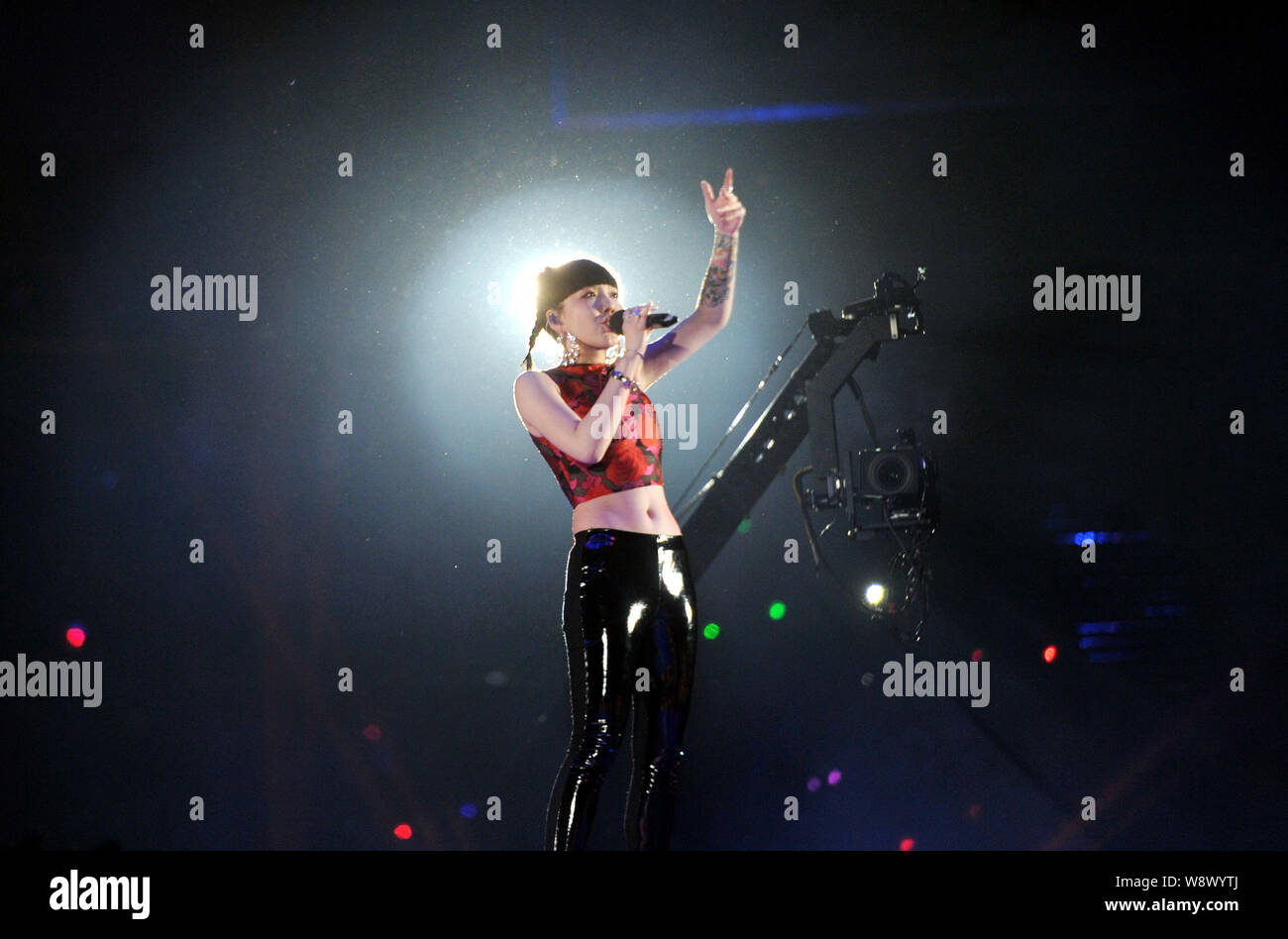 Cantante cinese Momo Wu esegue al 2014 Shuanggou Mudan notte Asian star concerto nella città di Yangzhou, est cinese della provincia di Jiangsu, 27 Dicembre 2014 Foto Stock