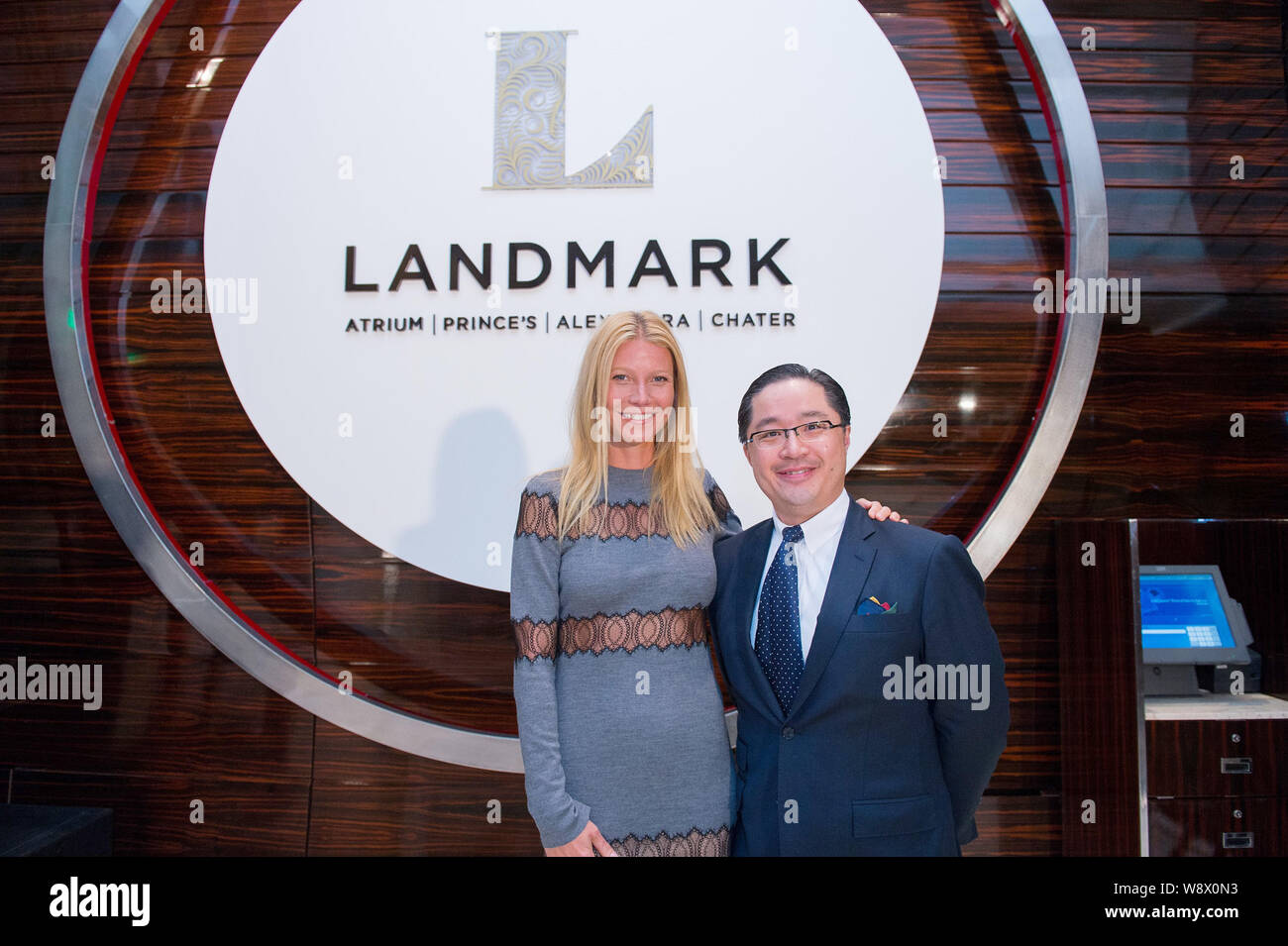 L'attrice americana Gwyneth Paltrow, sinistra, pone in un evento promozionale per il punto di riferimento di Hong Kong, Cina, 23 aprile 2014. Il 41-anno-vecchio attrice partecipare Foto Stock