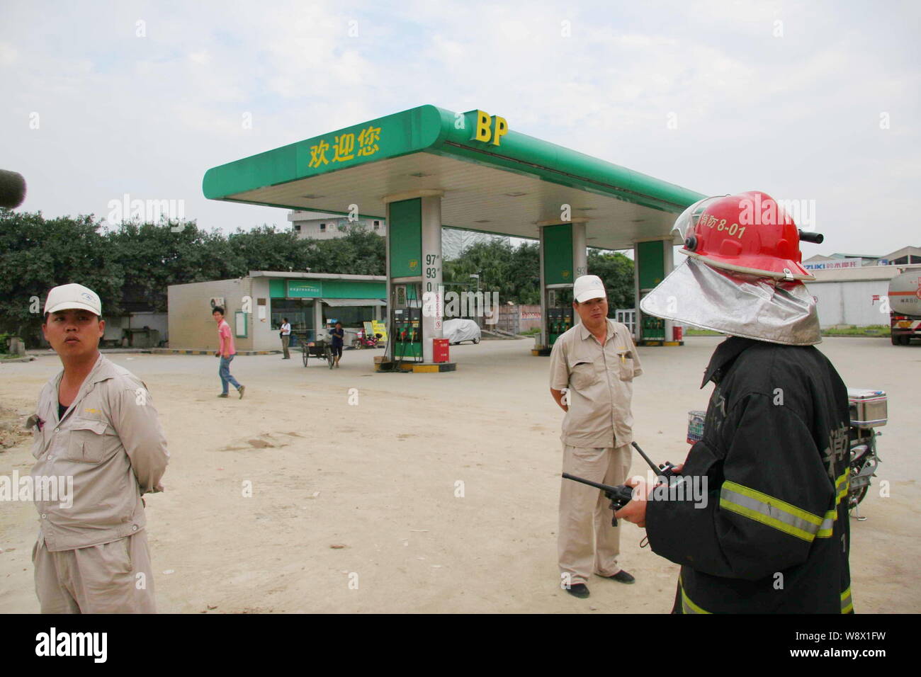 --FILE -- un vigile del fuoco cinese è visto di fronte ad una stazione di benzina BP in città di Fuzhou, sudest Chinas provincia del Fujian, 22 giugno 2011. Il U.K.s BP Foto Stock