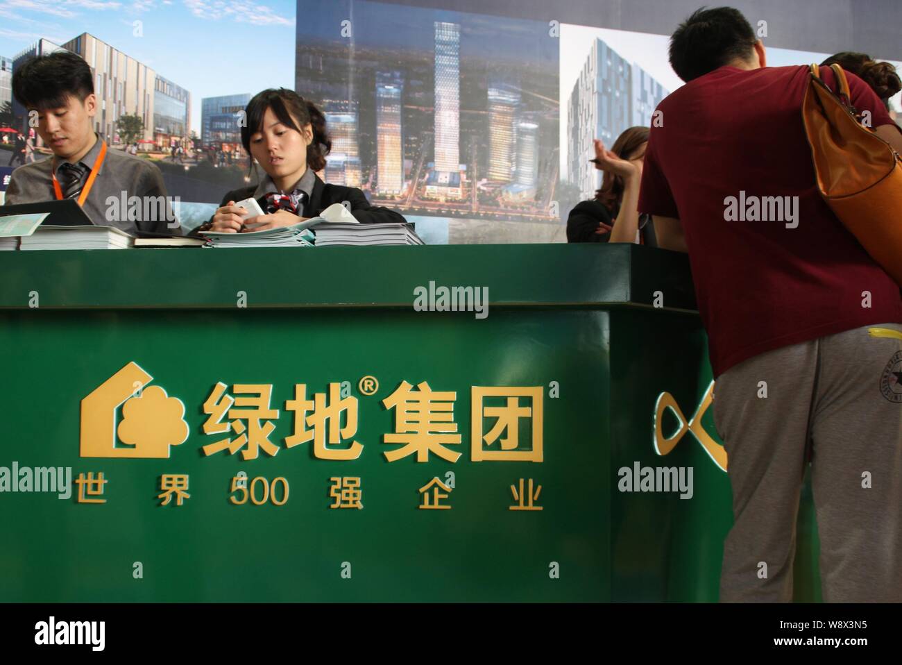 --FILE--cinese i homebuyers visitare lo stand della Groenlandia un gruppo durante una fiera immobiliare a Pechino in Cina, 19 settembre 2013. Shanghai Groenlandia Gro Foto Stock