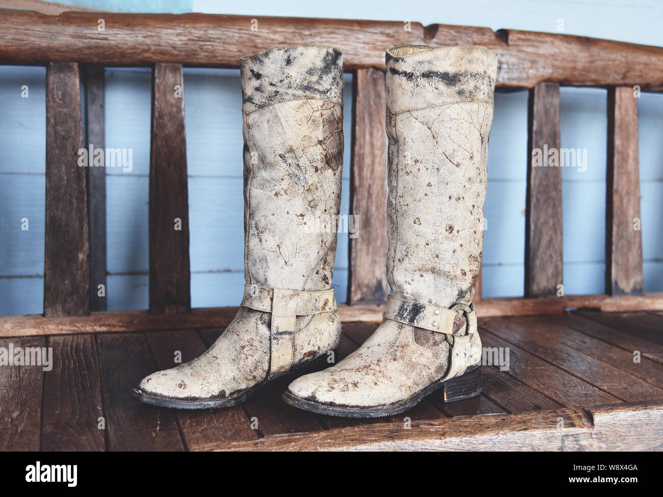 Stivali da cowboy / American Wild West retrò cowboy rodeo coppia di pelle tradizionali roper stile western in legno in stile vintage in campagna Foto Stock