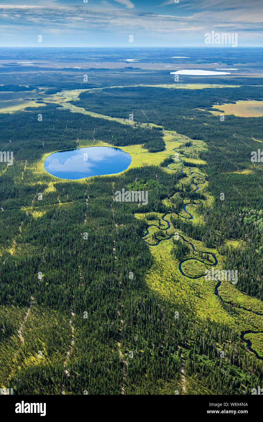 Vista aerea del piccolo lago e flusso di avvolgimento 60 chilometri a sud di Fort McMurray, Alberta Canada nel paese oilsands. Foto Stock