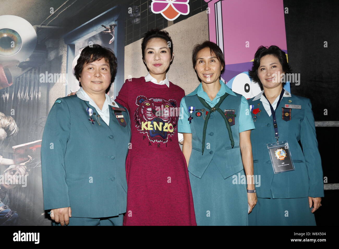 Hong Kong attrice Miriam Yeung, seconda a sinistra, pone in corrispondenza di un evento di beneficenza di Hong Kong Girl Guides Association di Hong Kong, Cina, 18 settembre 2014. Foto Stock