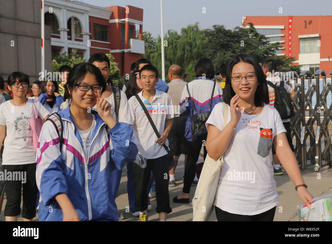 Agli studenti di lasciare il campus dopo la finitura del Collegio Nazionale esame di ammissione (Gaokao) presso una scuola superiore di Jinan City East Chinas provincia di Shandong, 8 Foto Stock