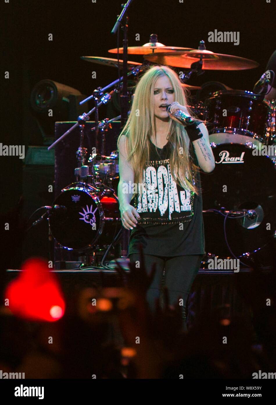 Il cantante canadese Avril Lavigne compie durante il suo giro del mondo in concerto a Hong Kong, Cina, 13 febbraio 2014. Foto Stock