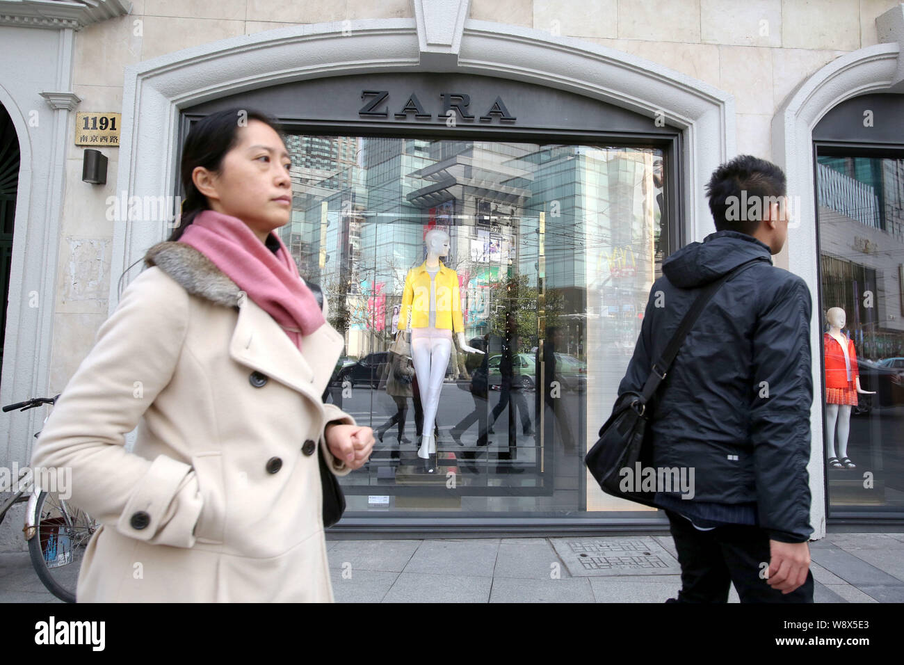--FILE--pedoni a piedi passato un negozio di Zara in Cina a Shanghai, 13 marzo 2014. Fast marchi di moda hanno rapidamente emerse a woo consumatore cinese Foto Stock