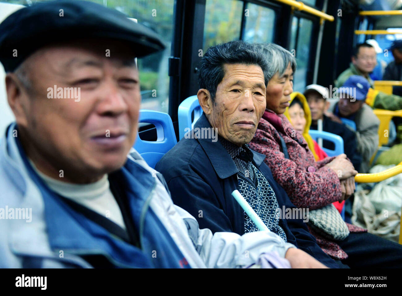 --FILE--anziani il popolo cinese prendere un autobus nella città di Qingdao, est Chinas provincia di Shandong, 1 novembre 2014. Dalla bolla immobiliare al governo deb Foto Stock