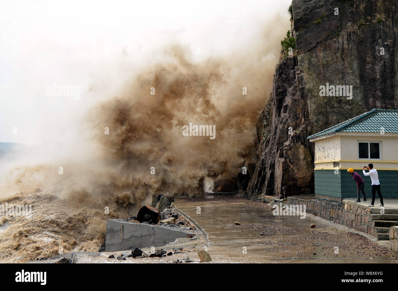 Massive onde provocate dal tifone avvicinamento Vongfong sbatte nel frangiflutti in città Shitang, Wenling city, est della Cina di provincia dello Zhejiang, 12 ottobre 2 Foto Stock