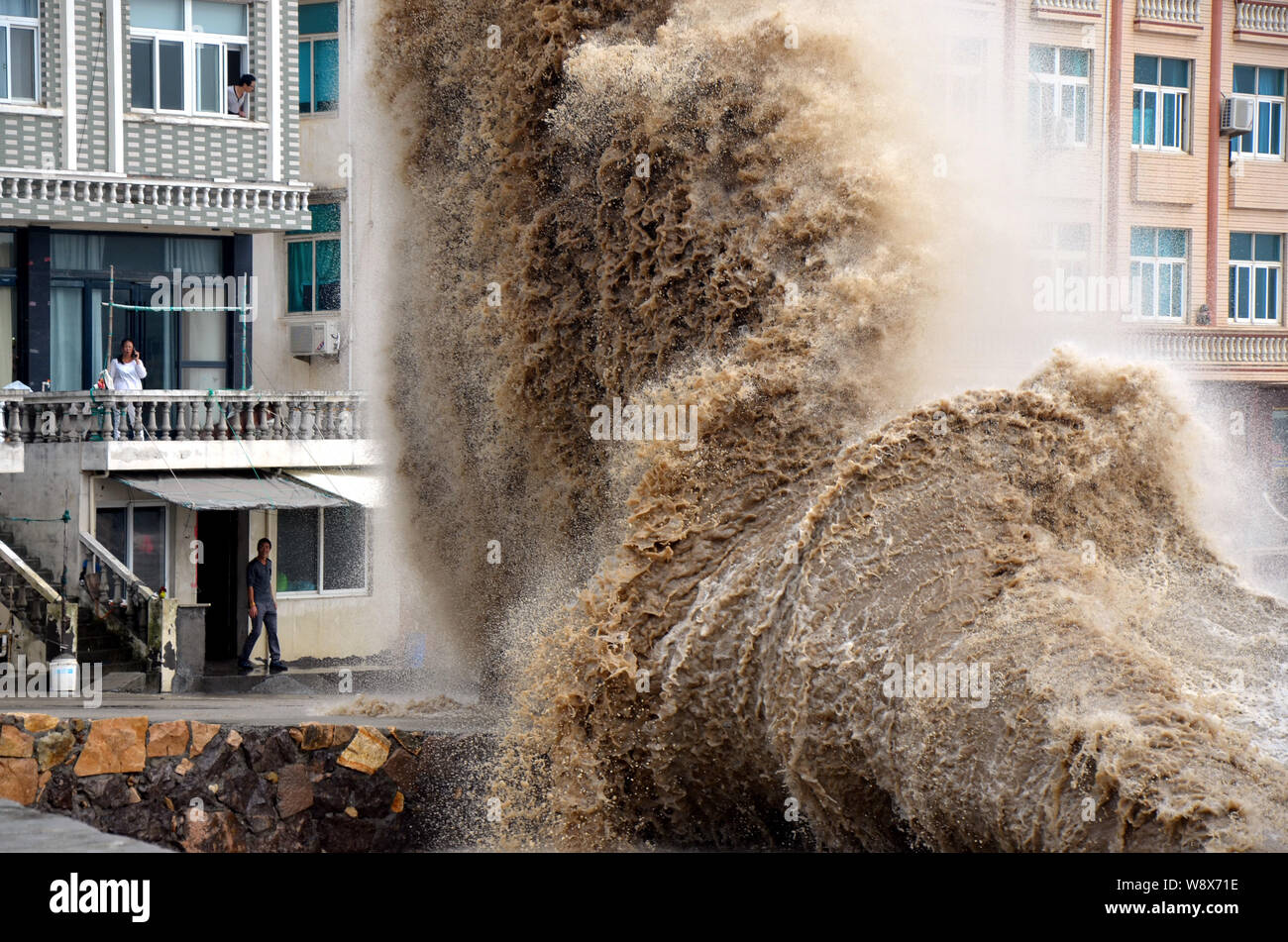 Massive onde provocate dal tifone avvicinamento Vongfong sbatte nel frangiflutti in città Shitang, Wenling city, est della Cina di provincia dello Zhejiang, 12 ottobre 2 Foto Stock