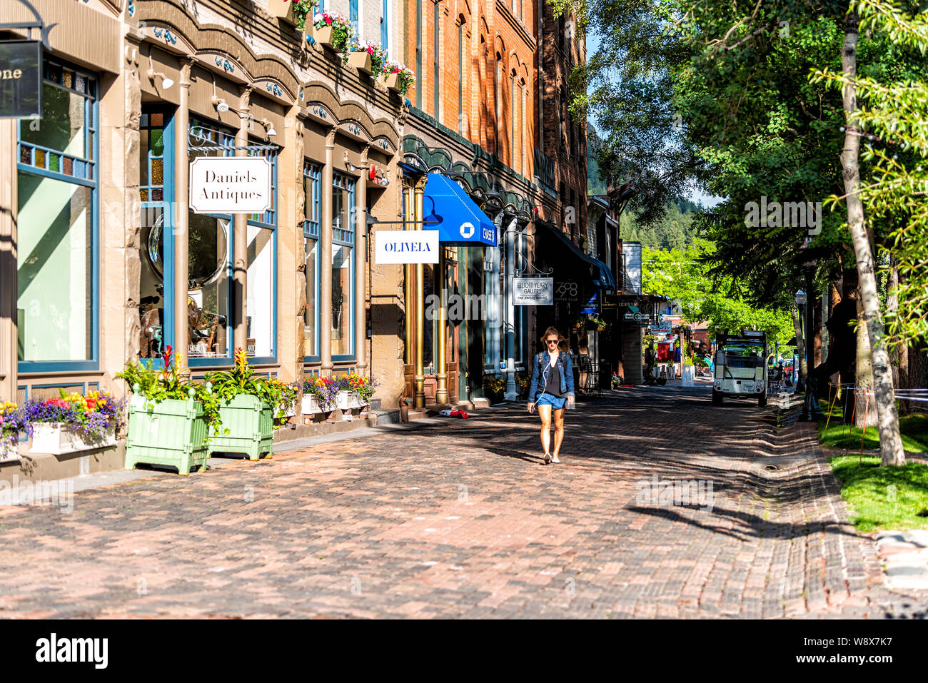 Aspen, Stati Uniti d'America - 27 Giugno 2019: città in Colorado con mall pedonale nel lusso costoso famosa città durante il giorno di estate Foto Stock