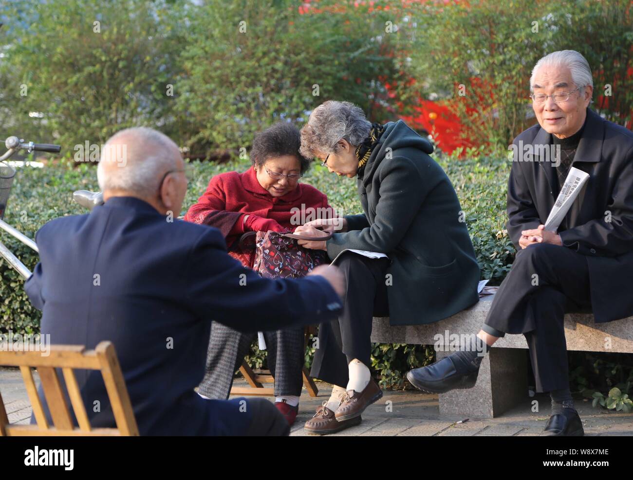 --FILE--anziani il popolo cinese della chat in un parco nella città di Xuchang, porcellane centrale provincia di Henan, 3 novembre 2013. Dalla bolla immobiliare al governo Foto Stock