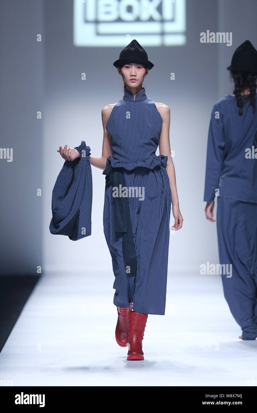 Un modello consente di visualizzare una nuova creazione al Moodbox fashion show durante la Shanghai Fashion Week Primavera/Estate 2015 in Cina a Shanghai, 20 ottobre 2014. Foto Stock