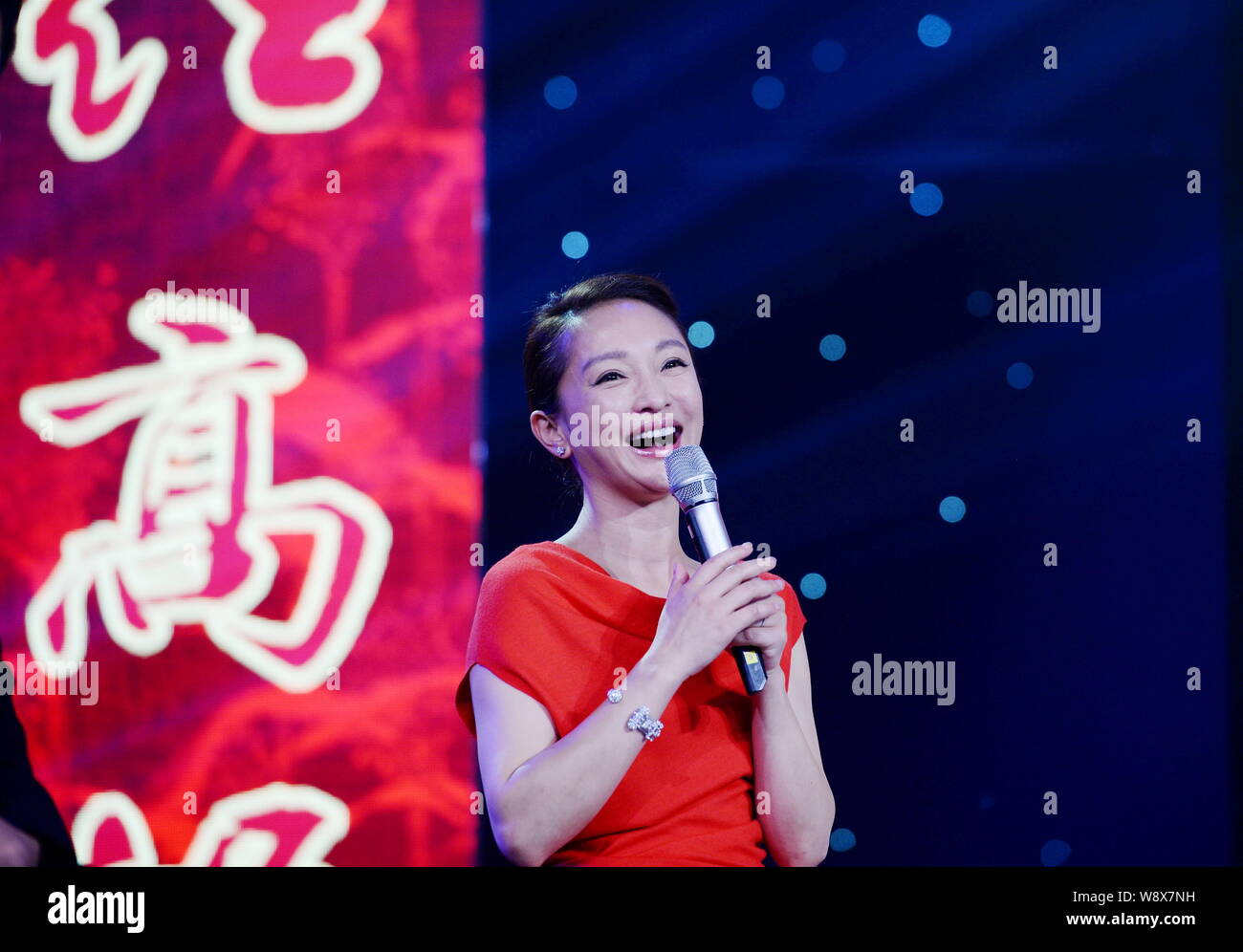 Attrice cinese Zhou Xun risate durante una sessione di registrazione della premiere per la sua nuova fiction TV 'Rosso' di Sorgo di Jinan City, est della Cina di Shandong pro Foto Stock