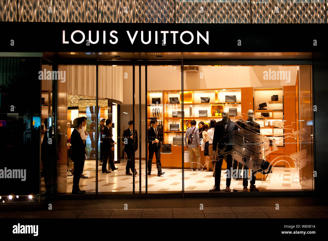 FILE--clienti negozio per Louis Vuitton (LV) sacchi e altri prodotti a LV  boutique a Pechino in Cina, 28 settembre 2013. La polizia di Guangzhou  hanno c Foto stock - Alamy