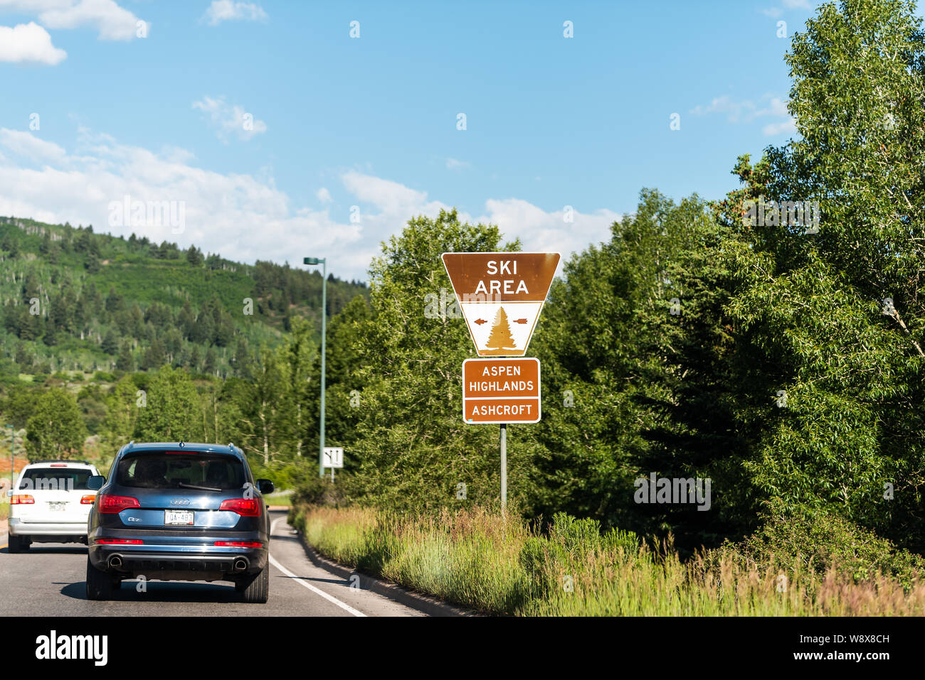 Aspen, Stati Uniti d'America - 27 Giugno 2019: Autostrada 82 in Colorado con segno per la ski area a Aspen Highlands Ashcroft con vetture nel traffico Foto Stock