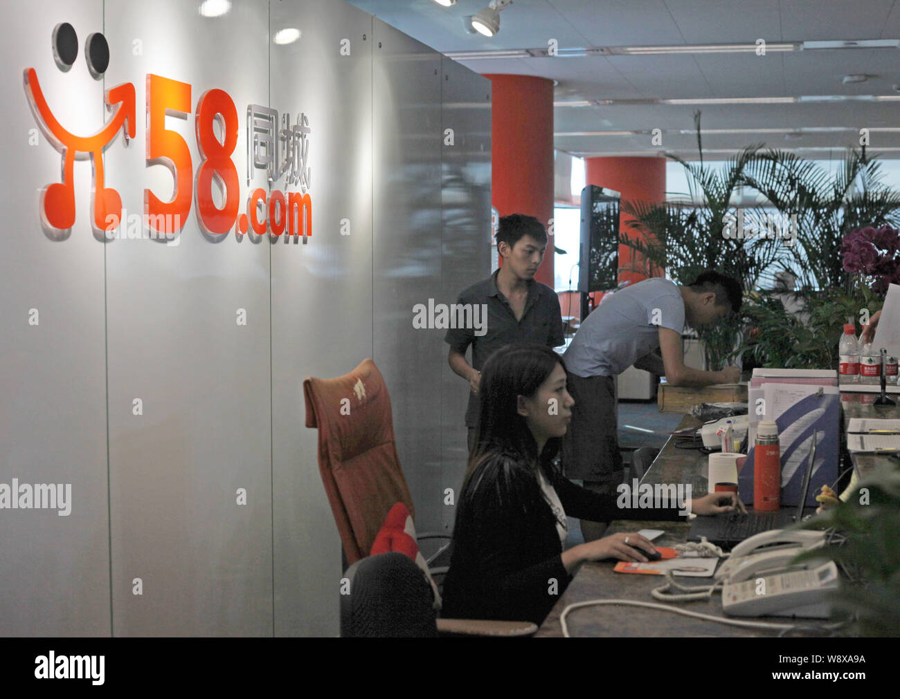 --FILE--cinese dipendenti lavorano presso la sede centrale di 58.com di Tianjin, Cina, 15 agosto 2014. Tencent Holdings Ltd, la Cina la seconda più grande intern Foto Stock