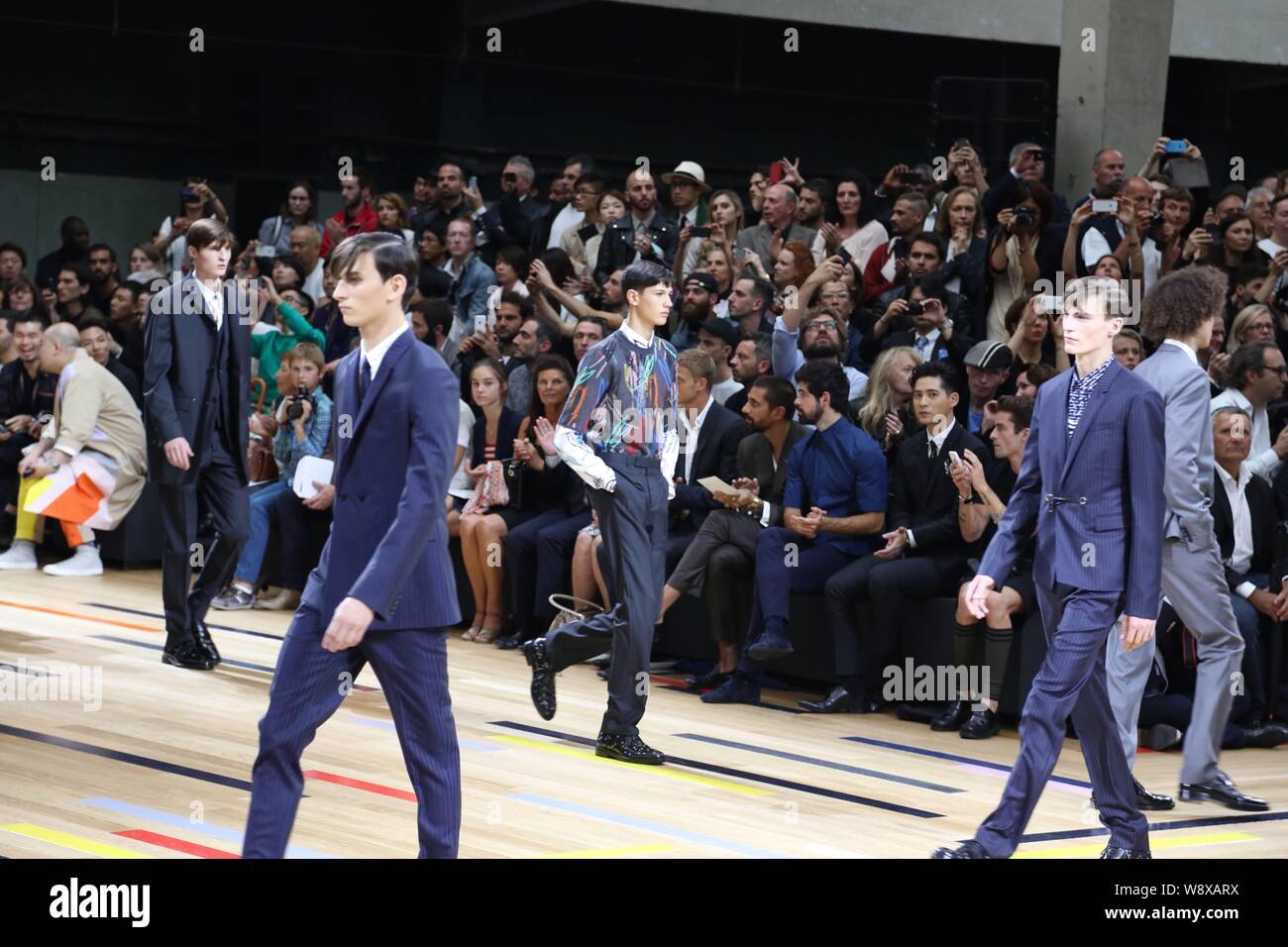 Visualizzazione modelli nuove creazioni di Dior Homme Fashion Show durante il 2015 Primavera/Estate Parigi Mens della settimana della moda di Parigi, Francia, 28 giugno 2014. Foto Stock