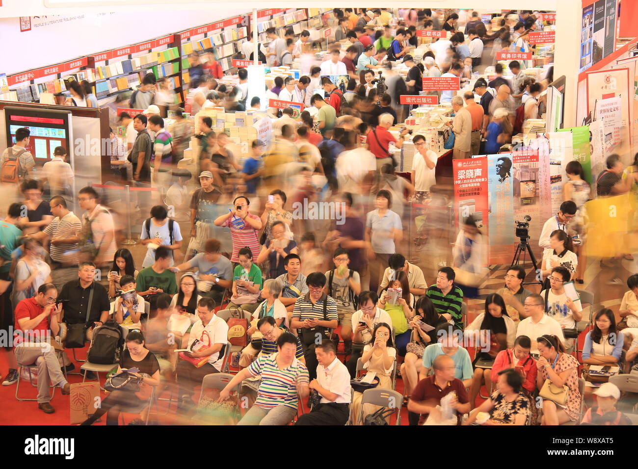 Le persone si affollano i 2014 Shanghai Book Fair in Cina a Shanghai, 13 agosto 2014. Il 2014 Shanghai Fiera del Libro Aperto il mercoledì (13 agosto 2014) a Sha Foto Stock