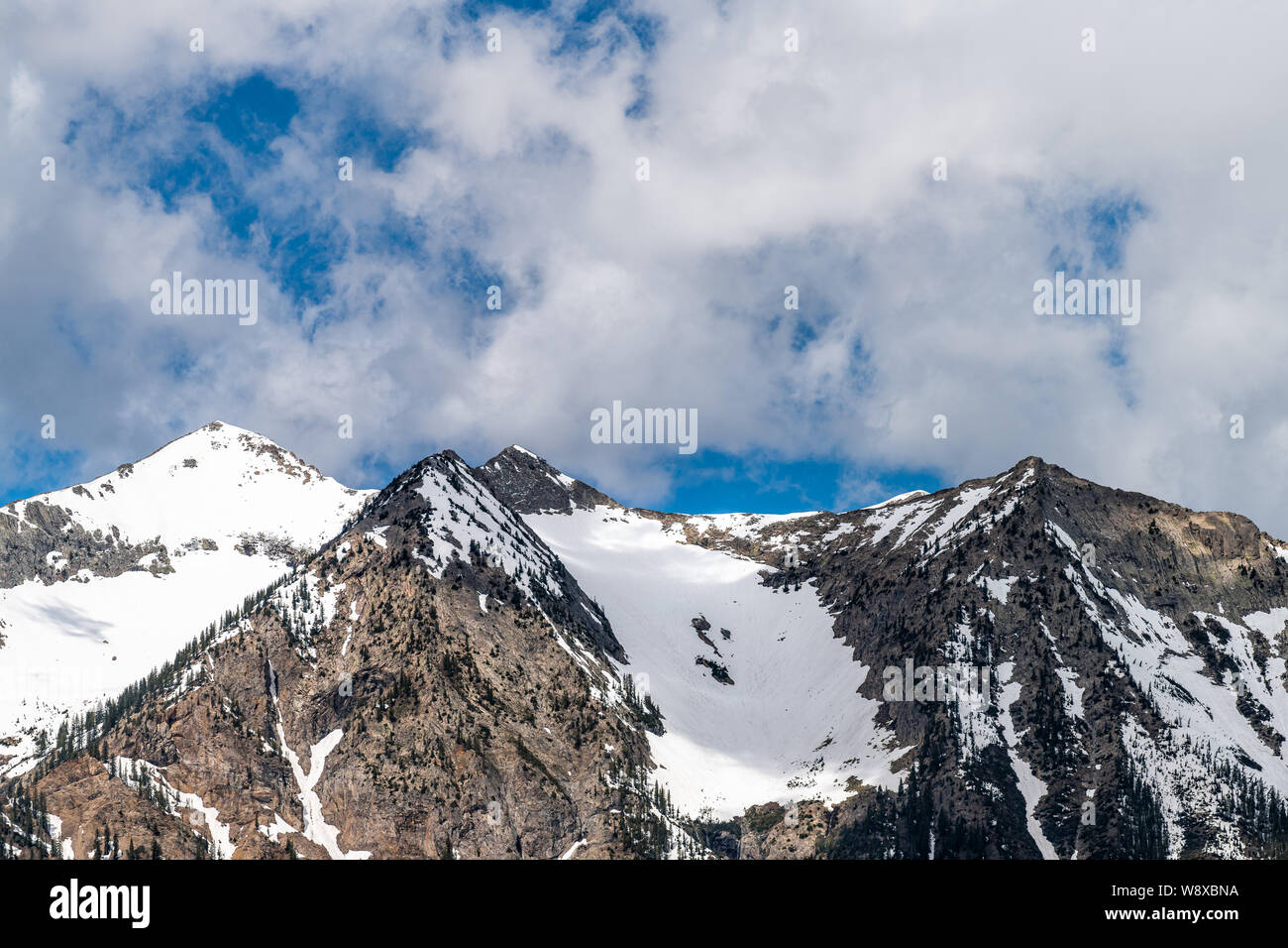 Kebler passare il picco di neve vista montagna con scogliera rocciosa closeup a inizio estate 2019 Foto Stock