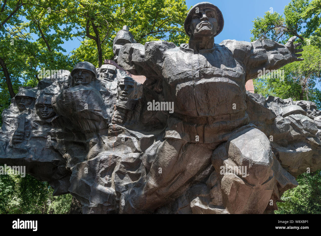 Durante la Seconda guerra mondiale un monumento nel parco di 28 Panfilov guardie, Almaty, Kazakhstan. Foto Stock