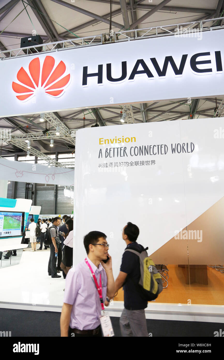 --FILE--i visitatori a piedi passato lo stand di Huawei durante la terza Asia Mobile Expo (MAE) in Cina a Shanghai, 11 giugno 2014. Huawei ha lanciato quattro nuovi prod Foto Stock