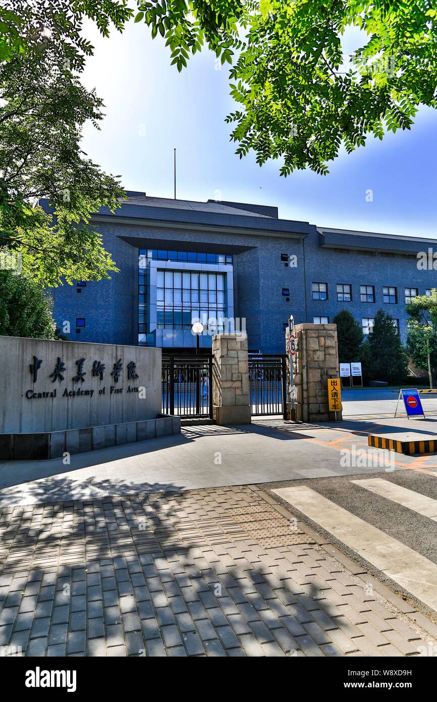 Vista della gate centrale di Accademia di Belle Arti (CAFA) a Pechino, in Cina, il 30 maggio 2013. Foto Stock