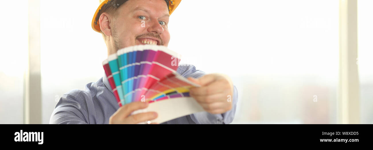 Ritratto di Felice Designer maschio tenere Tavolozza dei colori Foto Stock
