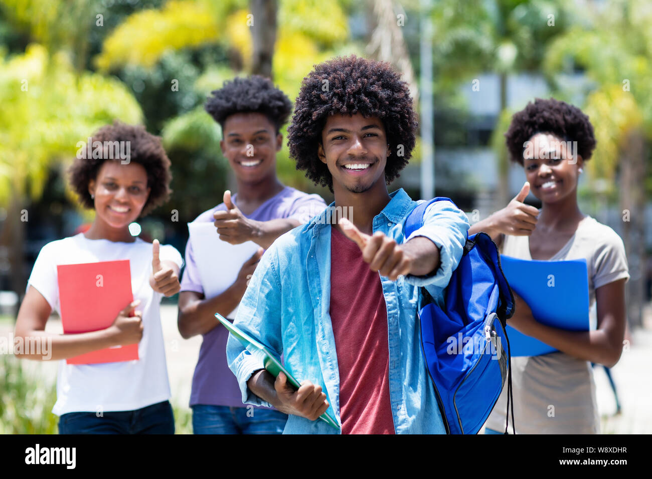 Il successo americano africano studente universitario con gruppo di African American studenti all'aperto in estate Foto Stock