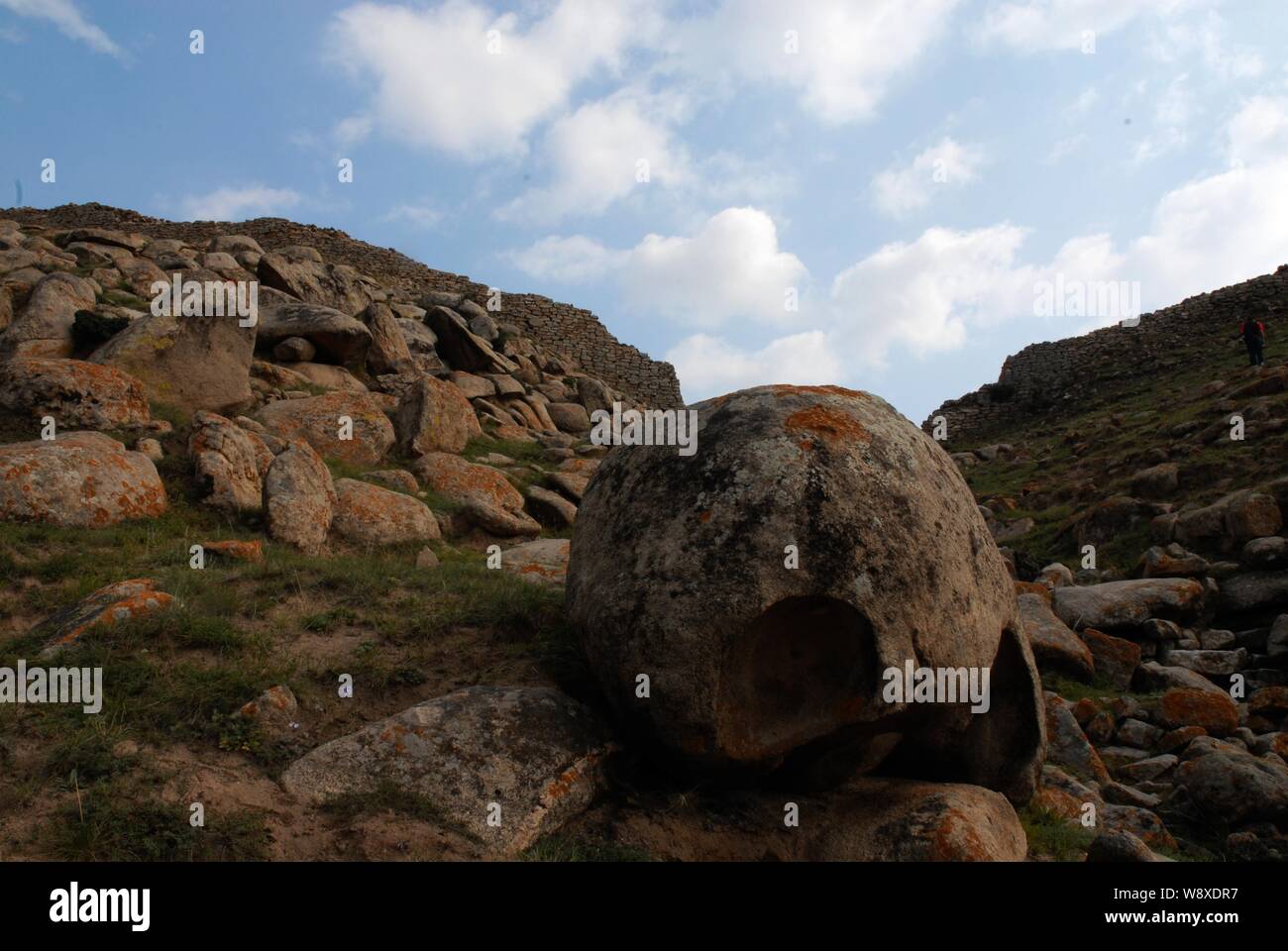 Vista la reliquia della Grande Muraglia della dinastia Qin nella contea di Guyang, Baotou Città, porcellane del nord della Mongolia Interna Regione Autonoma, 7 settembre 2008. Foto Stock