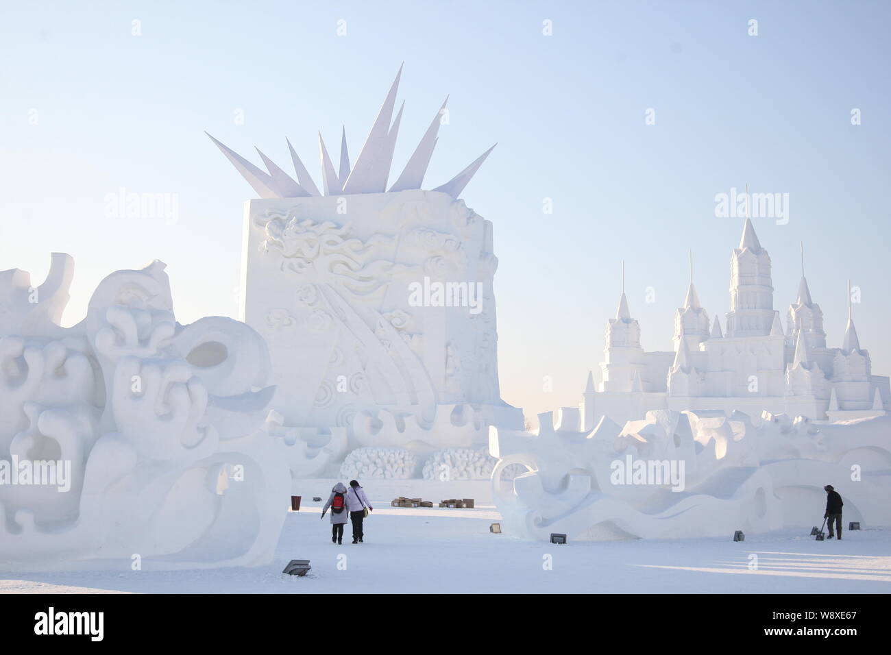 Finito di sculture sono visibili sul display davanti al ventisettesimo Harbin Sun Island International Snow Sculpture Art Expo nella città di Harbin, a nord-est della Cina di ha Foto Stock