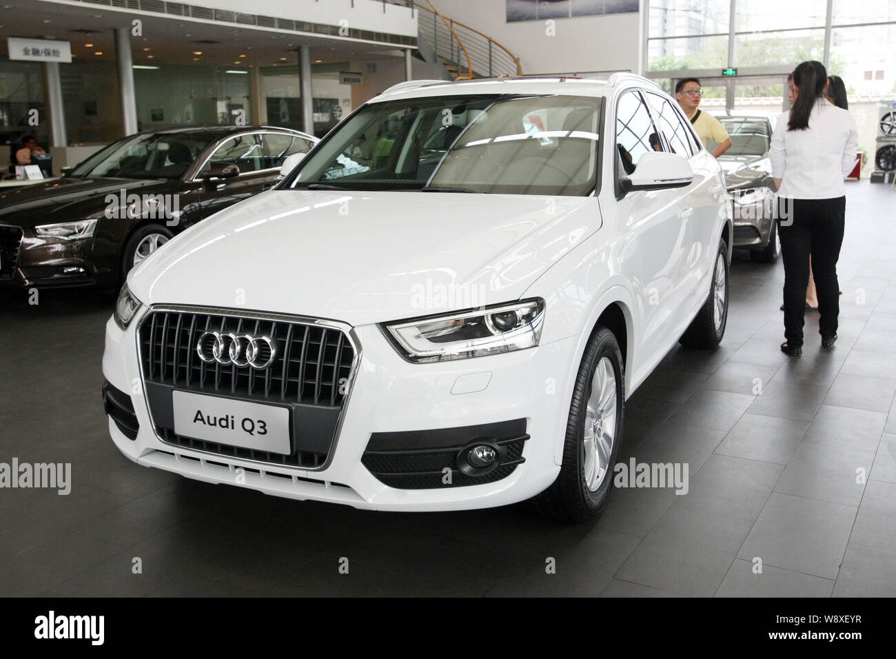 --FILE--un Audi Q3 è in vendita presso una concessionaria Audi in Cina a Shanghai, 7 agosto 2014. I top manager da FAW-Volkswagen Audi e i suoi concessionari da Foto Stock