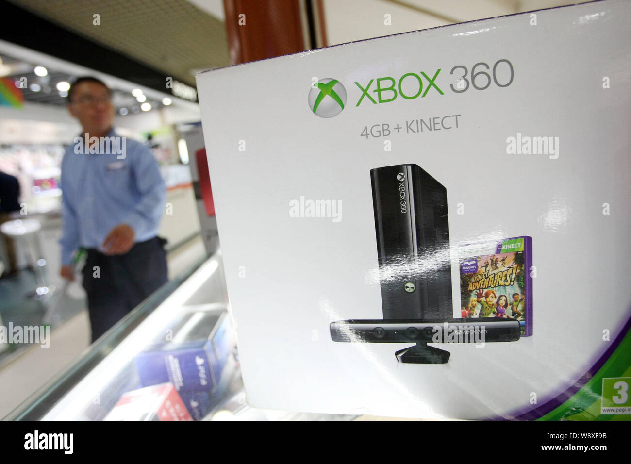 --FILE--un Microsoft Xbox 360 console di gioco è in vendita in una fase di stallo in una prodotti digitali mall in Cina a Shanghai, 29 maggio 2014. China Telecom Corp Ltd Foto Stock