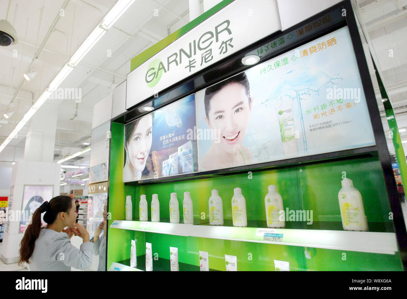 Garnier cosmetici e prodotti per la cura della pelle di LOreal sono in vendita in un supermercato a Shanghai in Cina, 8 gennaio 2014. Cosmesi francese maker LOreal S Foto Stock