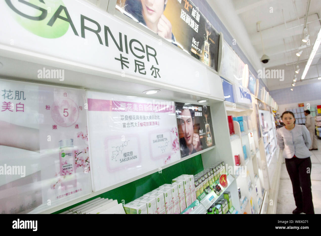 Garnier cosmetici e prodotti per la cura della pelle di LOreal sono in vendita in un supermercato a Shanghai in Cina, 8 gennaio 2014. Cosmesi francese maker LOreal S Foto Stock