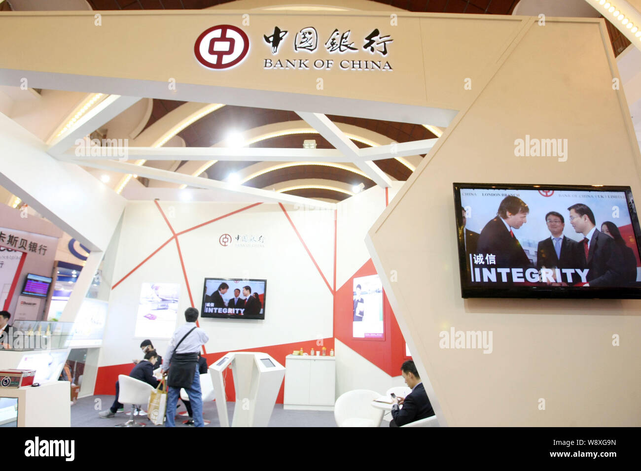 --FILE--i visitatori sono visti presso lo stand della Banca di Cina (BOC) durante una mostra a Shanghai in Cina, 23 novembre 2013. La Bank of China Ltd. ha vinto appr Foto Stock