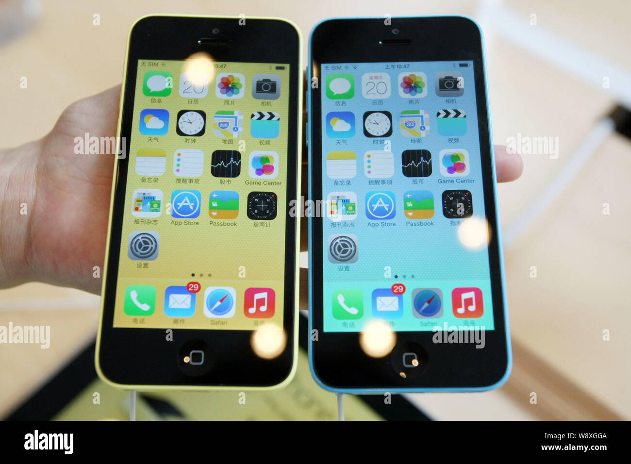 FILE--un cliente cerca un iPhone 5 e iPhone 4S smartphone a un Apple Store  in Cina a Shanghai, 14 dicembre 2012. La Cina ha rotto un nuovo globa Foto  stock - Alamy