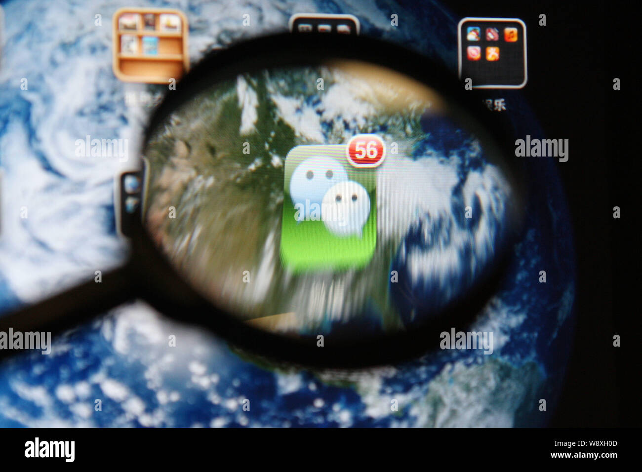 --FILE--un cinese telefono cellulare utente guarda l'icona della messaggistica mobile app Weixin o WeChat, di Tencent sul suo smartphone a Shanghai in Cina, Foto Stock