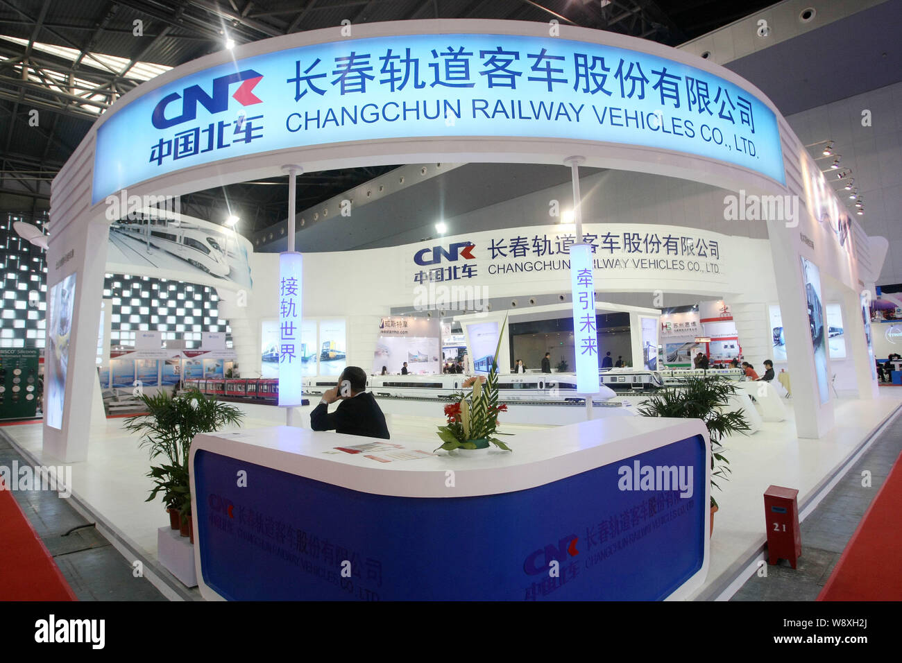 --FILE--un dipendente cinese è visto presso lo stand del CNR Changchun veicoli ferroviari Co., Ltd. (CRC) durante la Shanghai International Rail Transit Techn Foto Stock